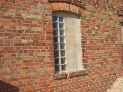 altes Fenster  mit Glasbausteinen verschönert