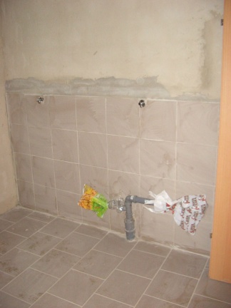  Toilette, Waschbecken und Urinale (vorbereitet) im Herren-WC 