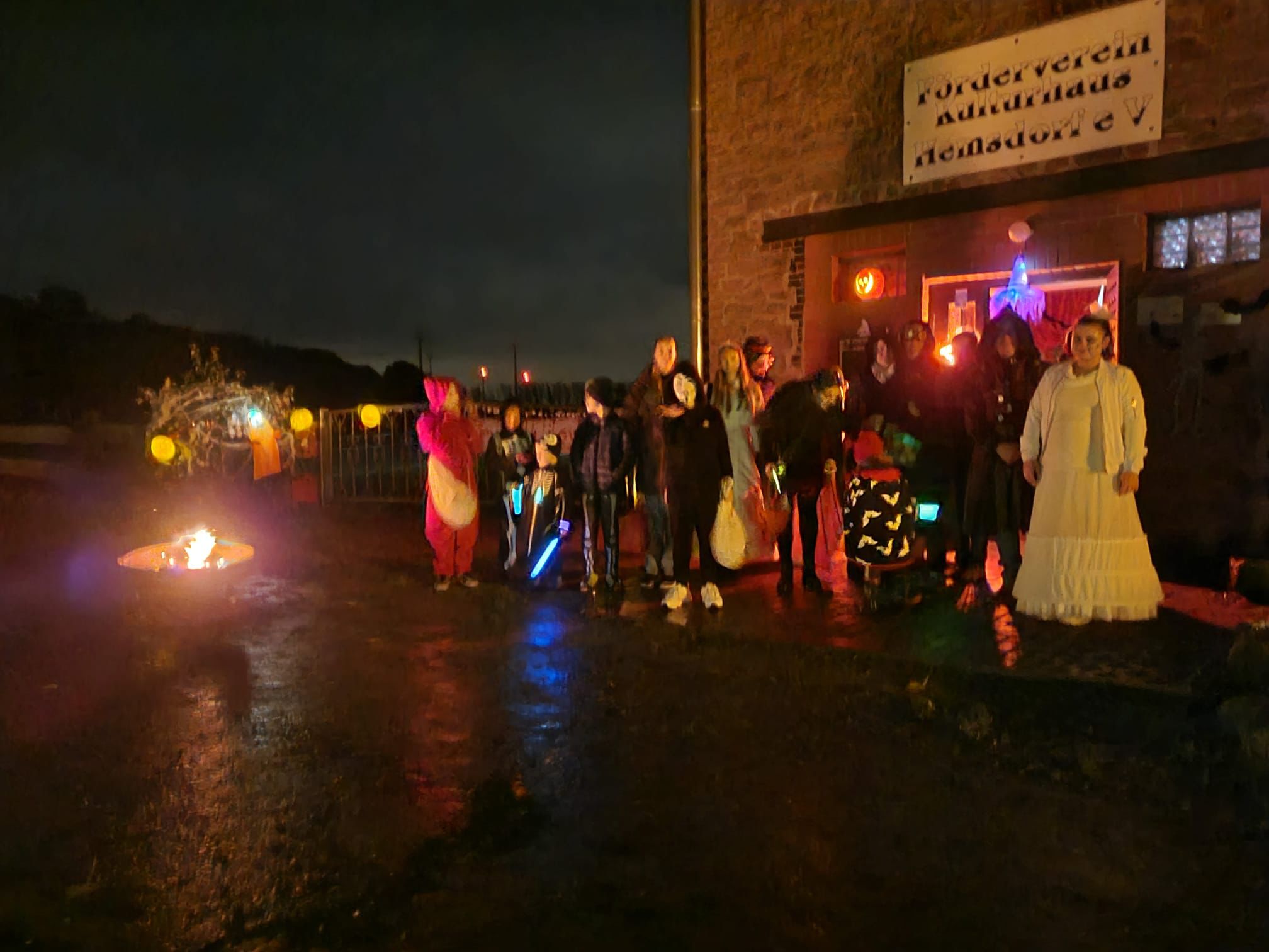 weiterer verkleidete Kinder zu halloween an der Feuerstelle