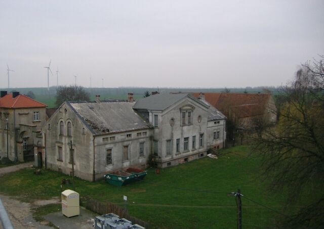 Das alte Kulturhaus bzw. ehem. Gutshaus Raecke. Diese Aufnahme stammt vom März 2004.