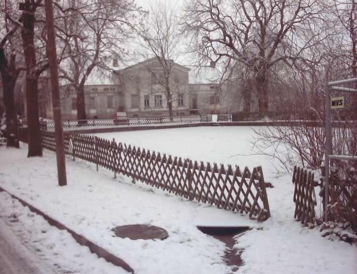Ein Blick über den Teich hinüber zum alten Kulturhaus. Dieses befindet sich seit 2002 wieder in Privatbesitz.